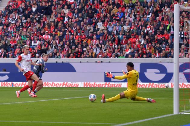 19.10.2025, xblx, Fussball 1.Bundesliga, SC Freiburg - Eintracht Frankfurt v.l. Jonathan Jonny Burkardt (Eintracht Frankfurt) Torschuetze, erzielt das Tor, Treffer, scores the goal 1:1 Noah Atubolu (SC Freiburg) (DFL DFB REGULATIONS PROHIBIT ANY USE OF PHOTOGRAPHS as IMAGE SEQUENCES and or QUASI-VIDEO) Freiburg