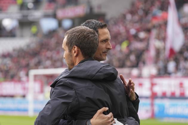 Julian Schuster (SC Freiburg, Trainer) und Dino Toppmöller Dino Toppmoeller (Eintracht Frankfurt, Trainer) , Deutschland, Fussball, 1. Bundesliga, 7.Spieltag, 2025 2026, SC Freiburg vs. Eintracht Frankfurt, 19.10.2025, Europa-Park Stadion, Freiburg, Deutschland DFL REGULATIONS PROHIBIT ANY USE OF PHOTOGRAPHS AS IMAGE SEQUENCES AND OR QUASI-VIDEO. Freiburg Europa-Park Stadion Baden-Württemberg Deutschland Copyright: xArnexAmbergx