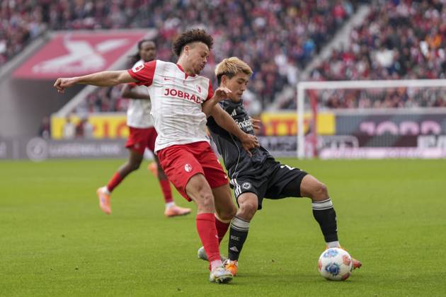 Derry Scherhant (SC Freiburg, 07) im Zweikampf mit Ritsu DÅan Ritsu Doan (Eintracht Frankfurt, 20) , Deutschland, Fussball, 1. Bundesliga, 7.Spieltag, 2025 2026, SC Freiburg vs. Eintracht Frankfurt, 19.10.2025, Europa-Park Stadion, Freiburg, Deutschland DFL REGULATIONS PROHIBIT ANY USE OF PHOTOGRAPHS AS IMAGE SEQUENCES AND OR QUASI-VIDEO. Freiburg Europa-Park Stadion Baden-Württemberg Deutschland Copyright: xArnexAmbergx