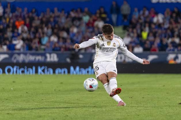 October 19, 2025, Madrid, Madrid, Spain: ARDA GULER of Real Madrid CF pases the ball during the match belonging to the 25 26 season of La Liga EA soccer â€oe GETAFE CF vs. REAL MADRID CF †held on October 19, 2025, at the Coliseum Stadiumo, Madrid, Spain. Madrid Spain - ZUMAc312 20251019_zsp_c312_221 Copyright: xOscarxManuelxSanchezx