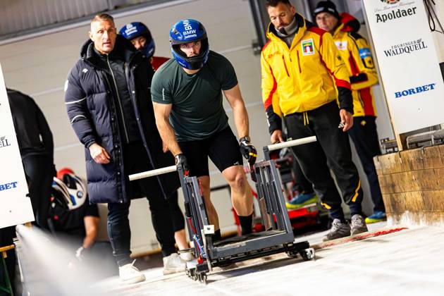 18.10.2025, GER, Bob Bobsport, Saison 25 26, Maenner, Zentrale Leistungspruefung im Bobsport Anschubtest Traditionell haben sich die besten deutschen Piloten im Bobsport gemeinsam mit ihren Anschiebern in Oberhof zum Kräftemessen getroffen. 98559 Oberhof LOTTO Thüringen EISARENA Oberho Thüringen Deutschland