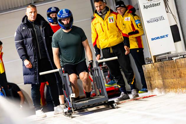 18.10.2025, GER, Bob Bobsport, Saison 25 26, Maenner, Zentrale Leistungspruefung im Bobsport Anschubtest Traditionell haben sich die besten deutschen Piloten im Bobsport gemeinsam mit ihren Anschiebern in Oberhof zum Kräftemessen getroffen. 98559 Oberhof LOTTO Thüringen EISARENA Oberho Thüringen Deutschland