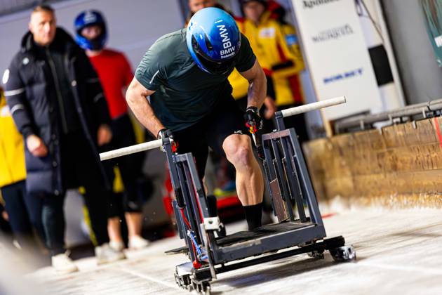 18.10.2025, GER, Bob Bobsport, Saison 25 26, Maenner, Zentrale Leistungspruefung im Bobsport Anschubtest Traditionell haben sich die besten deutschen Piloten im Bobsport gemeinsam mit ihren Anschiebern in Oberhof zum Kräftemessen getroffen. 98559 Oberhof LOTTO Thüringen EISARENA Oberho Thüringen Deutschland