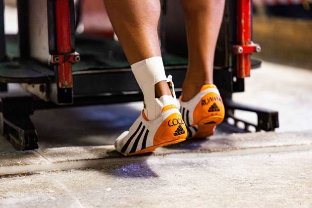 18.10.2025, GER, Bob Bobsport, Saison 25 26, Maenner, Zentrale Leistungspruefung im Bobsport Anschubtest Symbolbild Feature Spike Spikeschuhe Traditionell haben sich die besten deutschen Piloten im Bobsport gemeinsam mit ihren Anschiebern in Oberhof zum Kräftemessen getroffen. 98559 Oberhof LOTTO Thüringen EISARENA Oberho Thüringen Deutschland