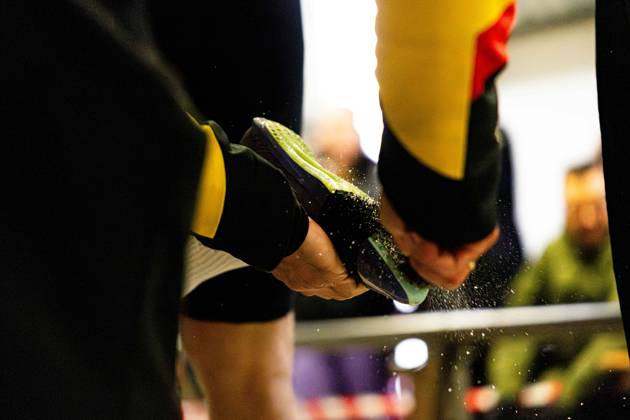 18.10.2025, GER, Bob Bobsport, Saison 25 26, Maenner, Zentrale Leistungspruefung im Bobsport Anschubtest Symbolbild Feature Spike Spikeschuhe Traditionell haben sich die besten deutschen Piloten im Bobsport gemeinsam mit ihren Anschiebern in Oberhof zum Kräftemessen getroffen. 98559 Oberhof LOTTO Thüringen EISARENA Oberho Thüringen Deutschland