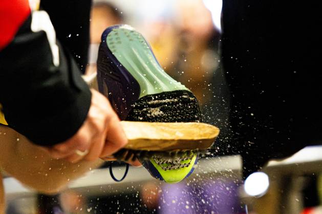 18.10.2025, GER, Bob Bobsport, Saison 25 26, Maenner, Zentrale Leistungspruefung im Bobsport Anschubtest Symbolbild Feature Spike Spikeschuhe Traditionell haben sich die besten deutschen Piloten im Bobsport gemeinsam mit ihren Anschiebern in Oberhof zum Kräftemessen getroffen. 98559 Oberhof LOTTO Thüringen EISARENA Oberho Thüringen Deutschland