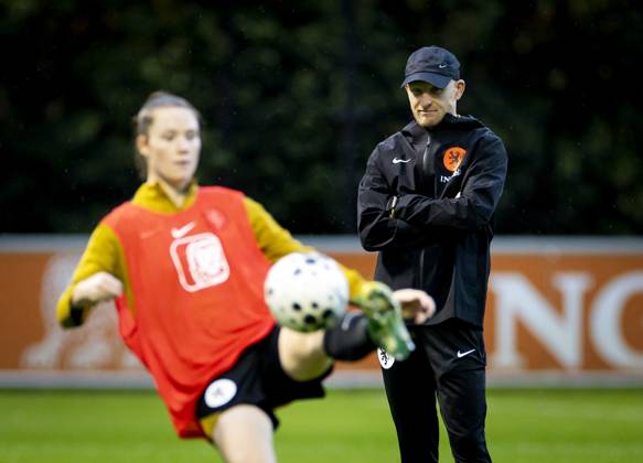 ZEIST - National coach Arjan Veurink during the Dutch women s national football team s training session. The Dutch women are preparing for the friendly against Poland. ANP KOEN VAN WEEL xVIxANPxSportx xxANPxIVx 539795063 originalFilename: 539795063