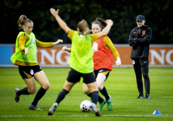 ZEIST - National coach Arjan Veurink during the Dutch women s national football team s training session. The Dutch women are preparing for the friendly against Poland. ANP KOEN VAN WEEL xVIxANPxSportx xxANPxIVx 539795224 originalFilename: 539795224
