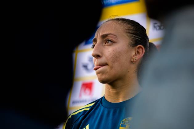251020 Rosa Kafaji of the Swedish women s national football team is interviewed by the media after a training session on October 20, 2025 in Benahavis. Photo: Ludvig Thunman BILDBYRAN kod LT LT0731 fotboll football soccer fotball träning practice training sverige sweden dam bbeng Copyright: LUDVIGxTHUNMAN BB251020LT041