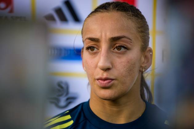 251020 Rosa Kafaji of the Swedish women s national football team is interviewed by the media after a training session on October 20, 2025 in Benahavis. Photo: Ludvig Thunman BILDBYRAN kod LT LT0731 fotboll football soccer fotball träning practice training sverige sweden dam bbeng Copyright: LUDVIGxTHUNMAN BB251020LT042