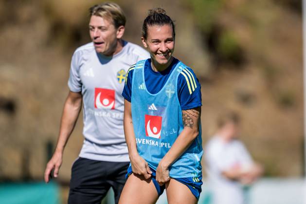 251021 Head coach Tony Gustavsson and Julia Zigiotti Olme during a training session with the Swedish women s national football team on October 21, 2025 in Benahavis. Photo: Ludvig Thunman BILDBYRAN kod LT LT0732 fotboll football soccer fotball träning practice training sverige sweden dam bbeng Copyright: LUDVIGxTHUNMAN BB251021LT003