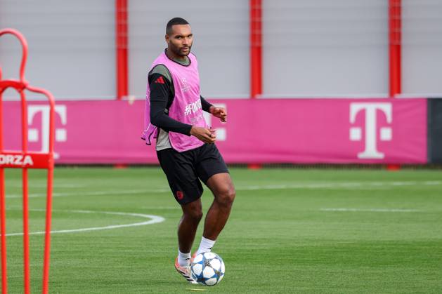 Jonathan Tah (FC Bayern Muenchen, 04) mit Ball, GER, Abschlusstraining, FC Bayern Muenchen, Fussball, UEFA Champions League, Liga-Phase, 3. Spieltag, Saison 2025 2026, 21.10.2025, GER, Abschlusstraining, FC Bayern Muenchen, Fussball, UEFA Champions League, Liga-Phase, 3. Spieltag, Saison 2025 2026, 21.10.2025 Muenchen Copyright: xEibner-Pressefoto JennixMaulx EP_JML