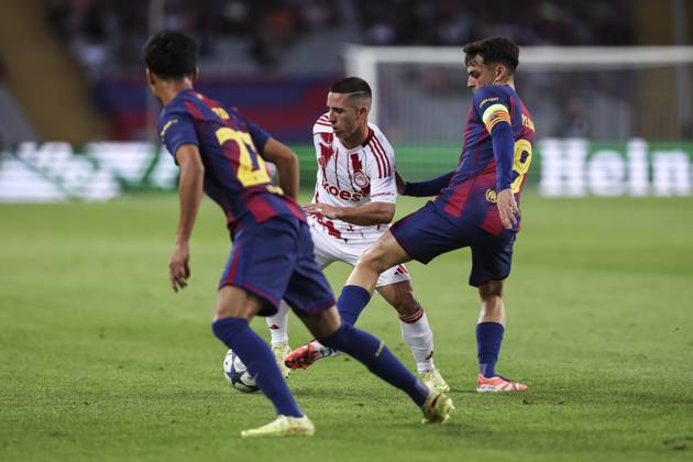 October 21, 2025, Barcelona, Barcelona, SPAIN: Daniel Podence of Olympiacos FC and Pedri of FC Barcelona, Barca in action during the UEFA Champions League 2025 26 League Phase MD3 match between FC Barcelona and Olympiacos FC at Estadi Olimpic Lluis Companys on October 21, 2025 in Barcelona, Spain. Barcelona SPAIN - ZUMAa181 20251021_zaa_a181_192 Copyright: xJavierxBorregox