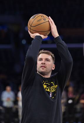 October 21, 2025, Los Angeles, California, USA: Luka Doncic 77 of the Los Angeles Lakers during warmups prior to their regular season NBA, Basketball Herren, USA game against the Golden State Warriors on Tuesday October 21, 2025 at Crypto.com Arena in Los Angeles, California. JAVIER ROJAS PI Los Angeles USA - ZUMAp124 20251021_zaa_p124_015 Copyright: xJavierxRojasx