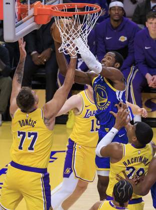 October 21, 2025, Los Angeles, California, USA: Jonathan Kuminga 1 of the Golden State Warriors puts up a layup past Luka Doncic 77 of the Los Angeles Lakers during their regular season NBA, Basketball Herren, USA game on Tuesday October 21, 2025 at Crypto.com Arena in Los Angeles, California. JAVIER ROJAS PI Los Angeles USA - ZUMAp124 20251021_zaa_p124_026 Copyright: xJavierxRojasx