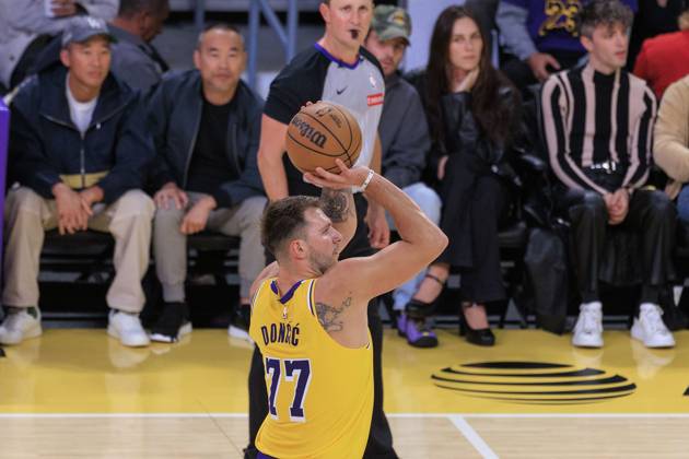 October 21, 2025, Los Angeles, California, USA: Luka Doncic 77 of the Los Angeles Lakers puts up a shot during their regular season NBA, Basketball Herren, USA game against the Golden State Warriors on Tuesday October 21, 2025 at Crypto.com Arena in Los Angeles, California. JAVIER ROJAS PI Los Angeles USA - ZUMAp124 20251021_zaa_p124_029 Copyright: xJavierxRojasx