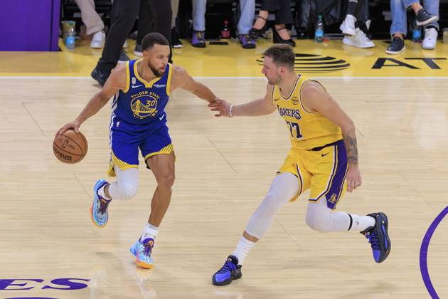 October 21, 2025, Los Angeles, California, USA: Luka Doncic 77 of the Los Angeles Lakers guards Stephen Curry 30 of the Golden State Warriors during their regular season NBA, Basketball Herren, USA game on Tuesday October 21, 2025 at Crypto.com Arena in Los Angeles, California. JAVIER ROJAS PI Los Angeles USA - ZUMAp124 20251021_zaa_p124_041 Copyright: xJavierxRojasx