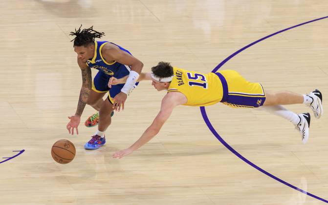 October 21, 2025, Los Angeles, California, USA: Austin Reaves 15 of the Los Angeles Lakers loses the ball to Will Richard 3 of the Golden State Warriors during their regular season NBA, Basketball Herren, USA game on Tuesday October 21, 2025 at Crypto.com Arena in Los Angeles, California. JAVIER ROJAS PI Los Angeles USA - ZUMAp124 20251021_zaa_p124_044 Copyright: xJavierxRojasx