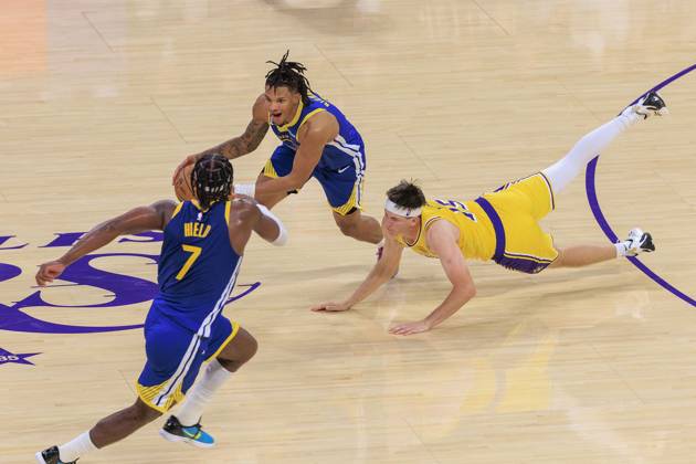October 21, 2025, Los Angeles, California, USA: Austin Reaves 15 of the Los Angeles Lakers loses the ball to Will Richard 3 and Buddy Hield 7 of the Golden State Warriors during their regular season NBA, Basketball Herren, USA game on Tuesday October 21, 2025 at Crypto.com Arena in Los Angeles, California. JAVIER ROJAS PI Los Angeles USA - ZUMAp124 20251021_zaa_p124_045 Copyright: xJavierxRojasx