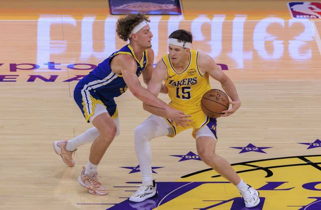 October 21, 2025, Los Angeles, California, USA: Austin Reaves 15 of the Los Angeles Lakers is guarded by Brandin Podziemski 2 of the Golden State Warriors during their regular season NBA, Basketball Herren, USA game on Tuesday October 21, 2025 at Crypto.com Arena in Los Angeles, California. JAVIER ROJAS PI Los Angeles USA - ZUMAp124 20251021_zaa_p124_062 Copyright: xJavierxRojasx