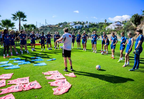 251022 Players of the Swedish women s national football team gather around head coach Tony Gustavsson on October 22, 2025 in Benahavis. Photo: Ludvig Thunman BILDBYRAN kod LT LT0733 fotboll football soccer fotball träning practice training sverige sweden dam bbeng Copyright: LUDVIGxTHUNMAN BB251022LT001