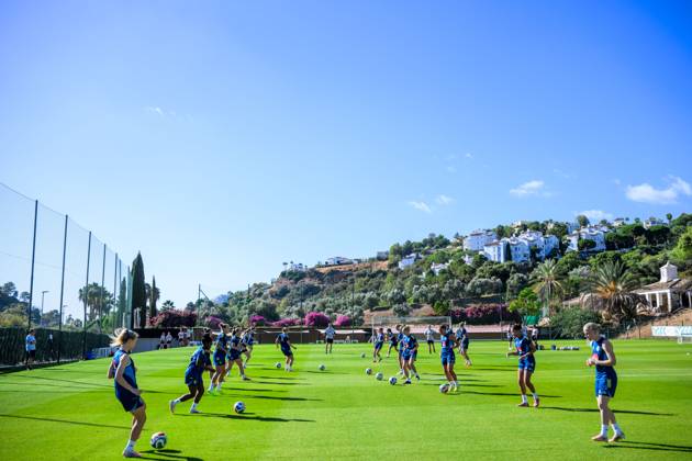 251022 Players of the Swedish women s national football team warm up during a training session on October 22, 2025 in Benahavis. Photo: Ludvig Thunman BILDBYRAN kod LT LT0733 fotboll football soccer fotball träning practice training sverige sweden dam bbeng Copyright: LUDVIGxTHUNMAN BB251022LT027