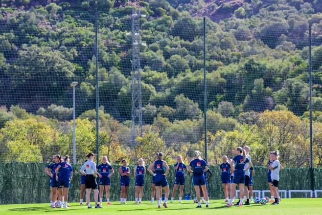 251022 Players of the Swedish women s national football team gather ahead of a training session on October 22, 2025 in Benahavis. Photo: Ludvig Thunman BILDBYRAN kod LT LT0733 fotboll football soccer fotball träning practice training sverige sweden dam bbeng Copyright: LUDVIGxTHUNMAN BB251022LT029