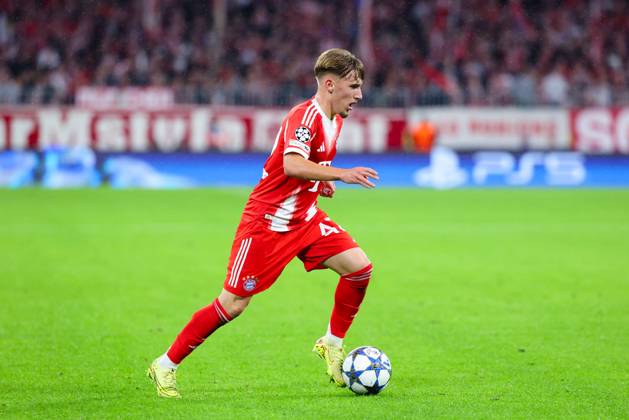Lennart Karl (42, FC Bayern München) beim Spiel zwischen FC Bayern München v Club Brugge, Fußball, Herren, UEFA Champions League, 2025 2026, 3.Spieltag am 22.10.2025 in München, Allianz-Arena. DFL and DFB regulations prohibit any use of photographs as image sequences and or quasi-video. Bayern Deutschland