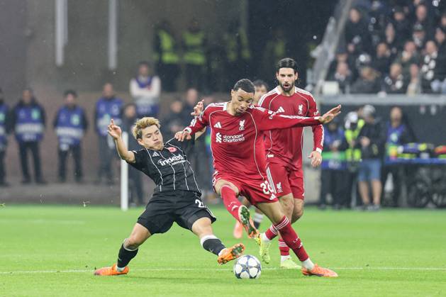 Ritsu Doan (Eintracht Frankfurt,20) und Hugo Ekitike (FC Liverpool, 22) im Zweikampf UEFA Champions League, 3. Spieltag: Eintracht Frankfurt - FC Liverpool am 22.10.25 in Deutsche Bank Park, Frankfurt Frankfurt Deutsche Bank Park Frankfurt Deutschland Copyright: xAlfioxMarinox