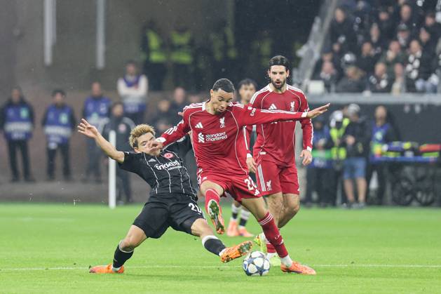 Ritsu Doan (Eintracht Frankfurt,20) und Hugo Ekitike (FC Liverpool, 22) im Zweikampf UEFA Champions League, 3. Spieltag: Eintracht Frankfurt - FC Liverpool am 22.10.25 in Deutsche Bank Park, Frankfurt Frankfurt Deutsche Bank Park Frankfurt Deutschland Copyright: xAlfioxMarinox