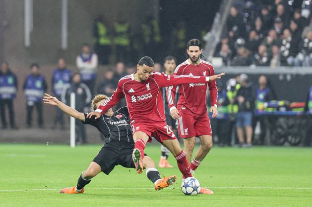 Ritsu Doan (Eintracht Frankfurt,20) und Hugo Ekitike (FC Liverpool, 22) im Zweikampf UEFA Champions League, 3. Spieltag: Eintracht Frankfurt - FC Liverpool am 22.10.25 in Deutsche Bank Park, Frankfurt Frankfurt Deutsche Bank Park Frankfurt Deutschland Copyright: xAlfioxMarinox