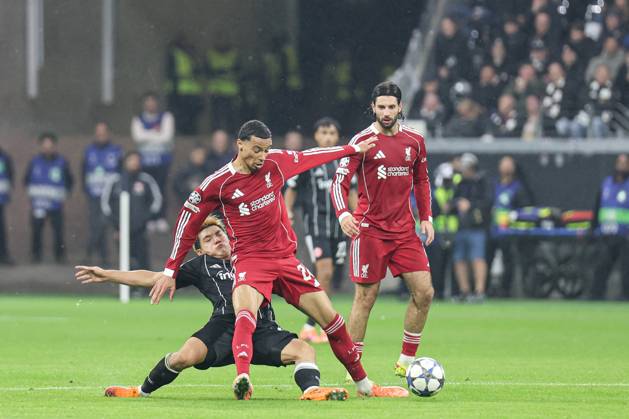 Ritsu Doan (Eintracht Frankfurt,20) und Hugo Ekitike (FC Liverpool, 22) im Zweikampf UEFA Champions League, 3. Spieltag: Eintracht Frankfurt - FC Liverpool am 22.10.25 in Deutsche Bank Park, Frankfurt Frankfurt Deutsche Bank Park Frankfurt Deutschland Copyright: xAlfioxMarinox