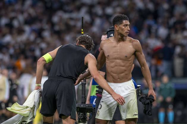 October 23, 2025, Madrid, Madrid, Spain: JUDE BELLINGHAM of Real Madrid CF swapped shirts with MANUEL LOCATELLI of Juventus de Turin during the match on the third day of the group stage of the 2025 26 UEFA Champions League between REAL MADRID C.F. vs JUVENTUS DE TURIN, played at the Santiago Bernabeu Stadium on October 22, 2025, in Madrid, Spain. Madrid Spain - ZUMAc312 20251023_zsp_c312_174 Copyright: xOscarxManuelxSanchezx