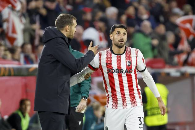 Julian Schuster (SC Freiburg, Trainer) und Vincenzo Grifo (SC Freiburg, 32) im Dialog , Deutschland, UEFA Europa League, 3. Spieltag, 2025 2026, SC Freiburg vs. FC Utrecht, 23.10.2025, Stadion am Wolfswinkel, Freiburg, Deutschland Freiburg Stadion am Wolfswinkel Baden-Württemberg Deutschland Copyright: xGrantxHubbsx