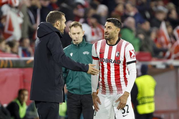 Julian Schuster (SC Freiburg, Trainer) und Vincenzo Grifo (SC Freiburg, 32) im Dialog , Deutschland, UEFA Europa League, 3. Spieltag, 2025 2026, SC Freiburg vs. FC Utrecht, 23.10.2025, Stadion am Wolfswinkel, Freiburg, Deutschland Freiburg Stadion am Wolfswinkel Baden-Württemberg Deutschland Copyright: xGrantxHubbsx