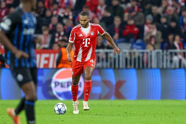 Jonathan Tah (FC Bayern Muenchen, 04) mit Ball, GER, FC Bayern Muenchen vs. Club Bruegge, Fussball, UEFA Champions League, Liga-Phase, 3. Spieltag, Saison 2025 2026, 22.10.2025, GER, FC Bayern Muenchen vs. Club Bruegge, Fussball, UEFA Champions League, Liga-Phase, 3. Spieltag, Saison 2025 2026, 22.10.2025 Muenchen Copyright: xEibner-Pressefoto JennixMaulx EP_JML