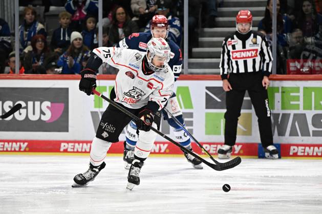 Samuel Dove-Mcfalls (Nuernberg Ice Tigers) Schwenninger Wild Wings gegen Nuernberg Ice Tigers, DEL, Hauptrunde, Spieltag 13, Saison 2025 2026, 24.10.2025 Schwenninger Wild Wings gegen Nuernberg Ice Tigers, DEL, Hauptrunde, Spieltag 13, Saison 2025 2026, 24.10.2025 Schwenningen Copyright: xEibner-Pressefoto SvenxLaeglerx EP_SVL