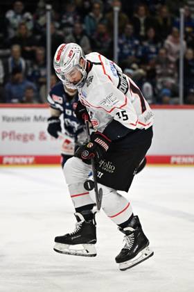 Samuel Dove-Mcfalls (Nuernberg Ice Tigers) Schwenninger Wild Wings gegen Nuernberg Ice Tigers, DEL, Hauptrunde, Spieltag 13, Saison 2025 2026, 24.10.2025 Schwenninger Wild Wings gegen Nuernberg Ice Tigers, DEL, Hauptrunde, Spieltag 13, Saison 2025 2026, 24.10.2025 Schwenningen Copyright: xEibner-Pressefoto SvenxLaeglerx EP_SVL