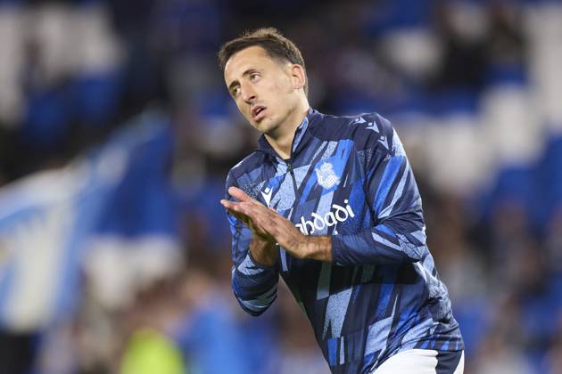 October 24, 2025, San Sebastian, Guipuzcoa, SPAIN: Mikel Oyarzabal of Real Sociedad reacts prior to the LaLiga EA Sports match between Real Sociedad and Sevilla FC at Anoeta on October 24, 2025, in San Sebastian, Spain. San Sebastian SPAIN - ZUMAa181 20251024_zaa_a181_034 Copyright: xRicardoxLarreinax