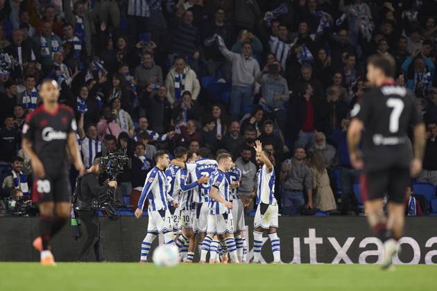 October 24, 2025, San Sebastian, Guipuzcoa, SPAIN: Mikel Oyarzabal of Real Sociedad celebrates after scoring the team s first goal during the LaLiga EA Sports match between Real Sociedad and Sevilla FC at Anoeta on October 24, 2025, in San Sebastian, Spain. San Sebastian SPAIN - ZUMAa181 20251024_zaa_a181_054 Copyright: xRicardoxLarreinax