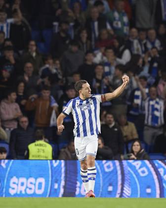 October 24, 2025, San Sebastian, Guipuzcoa, SPAIN: Mikel Oyarzabal of Real Sociedad celebrates after scoring the team s first goal during the LaLiga EA Sports match between Real Sociedad and Sevilla FC at Anoeta on October 24, 2025, in San Sebastian, Spain. San Sebastian SPAIN - ZUMAa181 20251024_zaa_a181_055 Copyright: xRicardoxLarreinax