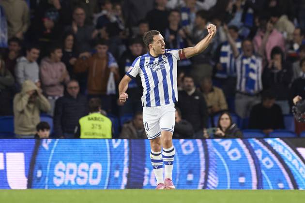 October 24, 2025, San Sebastian, Guipuzcoa, SPAIN: Mikel Oyarzabal of Real Sociedad celebrates after scoring the team s first goal during the LaLiga EA Sports match between Real Sociedad and Sevilla FC at Anoeta on October 24, 2025, in San Sebastian, Spain. San Sebastian SPAIN - ZUMAa181 20251024_zaa_a181_057 Copyright: xRicardoxLarreinax
