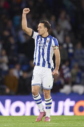 October 24, 2025, San Sebastian, Guipuzcoa, SPAIN: Mikel Oyarzabal of Real Sociedad celebrates after scoring the team s second goal during the LaLiga EA Sports match between Real Sociedad and Sevilla FC at Anoeta on October 24, 2025, in San Sebastian, Spain. San Sebastian SPAIN - ZUMAa181 20251024_zaa_a181_065 Copyright: xRicardoxLarreinax