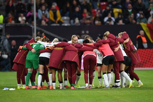 Deutschland Mannschaftskreis, Motivation, Verschwoerung, UEFA Womens Nations League, Halbfinale, Semi Finale, Fussball Laenderspiel der Frauen, Deutschland (GER) - Frankreich (FRA) 1-0 am 24.10.2025 in Duesseldorf Deutschland. Â