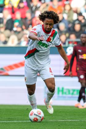 Han-Noah Massengo 4 (FC Augsburg), FC Augsburg vs. RB Leipzig, Fussball, 1. Bundesliga, 8. Spieltag, 25.10.2025 DFB regulations prohibit any use of photographs as image sequences and or quasi-video Augsburg Bayern Deutschland