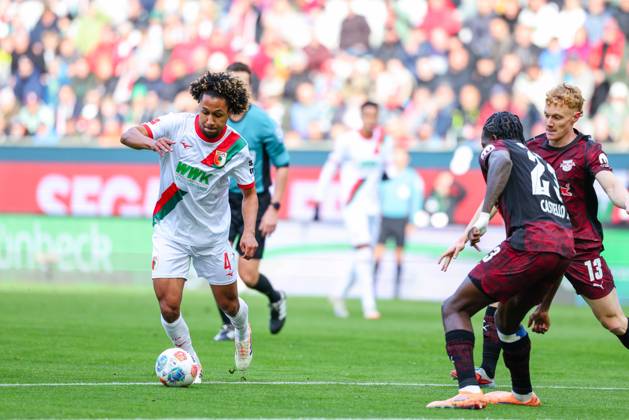 Han-Noah Massengo (4, FC Augsburg) beim Spiel zwischen FC Augsburg v RB Leipzig, Fußball, Herren, Bundesliga, 2025 2026, 8.Spieltag am 25.10.2025 in Augsburg, WWK-Arena. DFL and DFB regulations prohibit any use of photographs as image sequences and or quasi-video. Bayern Deutschland