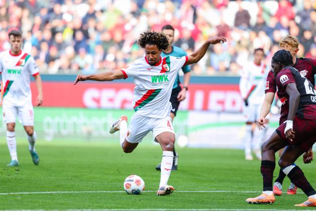 Han-Noah Massengo (4, FC Augsburg) beim Spiel zwischen FC Augsburg v RB Leipzig, Fußball, Herren, Bundesliga, 2025 2026, 8.Spieltag am 25.10.2025 in Augsburg, WWK-Arena. DFL and DFB regulations prohibit any use of photographs as image sequences and or quasi-video. Bayern Deutschland