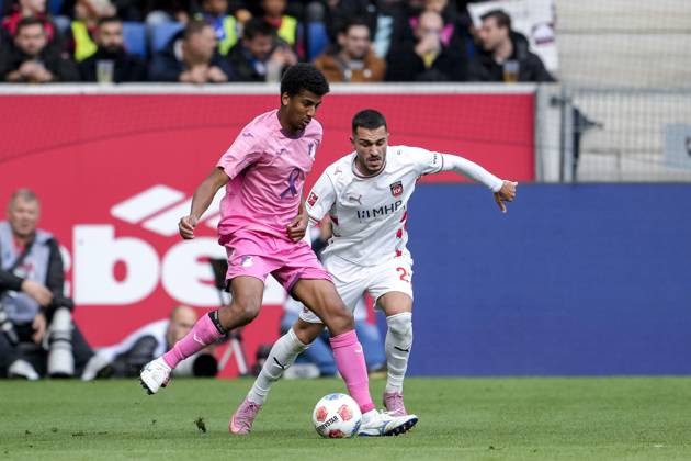 v.li.: Bernardo Fernandes da Silva Junior (Hoffenheim, 13), Arijon Ibrahimovic (FCH, 22), Zweikampf, Spielszene, Duell, duel, tackle, tackling, Dynamik, Action, Aktion, 25.10.2025, Sinsheim (Deutschland), Fussball, Bundesliga, TSG 1899 Hoffenheim - 1. FC Heidenheim, DFB DFL REGULATIONS PROHIBIT ANY USE OF PHOTOGRAPHS AS IMAGE SEQUENCES AND OR QUASI-VIDEO.
