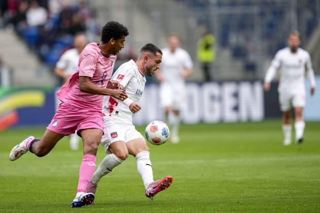 v.li.: Bernardo Fernandes da Silva Junior (Hoffenheim, 13), Arijon Ibrahimovic (FCH, 22), Zweikampf, Spielszene, Duell, duel, tackle, tackling, Dynamik, Action, Aktion, 25.10.2025, Sinsheim (Deutschland), Fussball, Bundesliga, TSG 1899 Hoffenheim - 1. FC Heidenheim, DFB DFL REGULATIONS PROHIBIT ANY USE OF PHOTOGRAPHS AS IMAGE SEQUENCES AND OR QUASI-VIDEO.