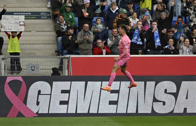 TOR zum 1:0 Fisnik Asllani TSG 1899 Hoffenheim (11) Torjubel Pink viiolett Trikot Sondertrikot Aktion GEMEINSAM GEGEN BRUSTKREBS TSG 1899 Hoffenheim im Hintergrund Bandenwerbung Logo TSG 1899 Hoffenheim vs 1. FC Heidenheim 1846 FCH 25.10.2025 DFL REGULATIONS PROHIBIT ANY USE OF PHOTOGRAPHS AS IMAGE SEQUENCES AND OR QUASI-VIDEO TSG 1899 Hoffenheim vs 1. FC Heidenheim 1846 FCH